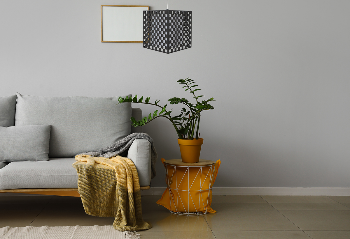 Το κρεμαστό φωτιστικό τοποθετημένο σε ένα σαλόνι